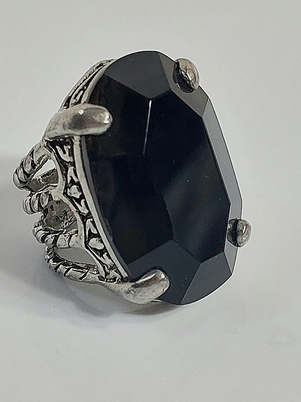 Vintage Fashion Jewelry Womens Ring Black Prong Stone. Size 6